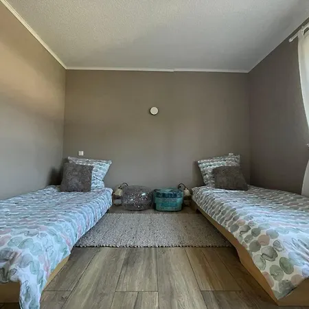 2-zi Mit Kingsize-bett Und Privatem Parkplatz Semesterbostad Ostrohe